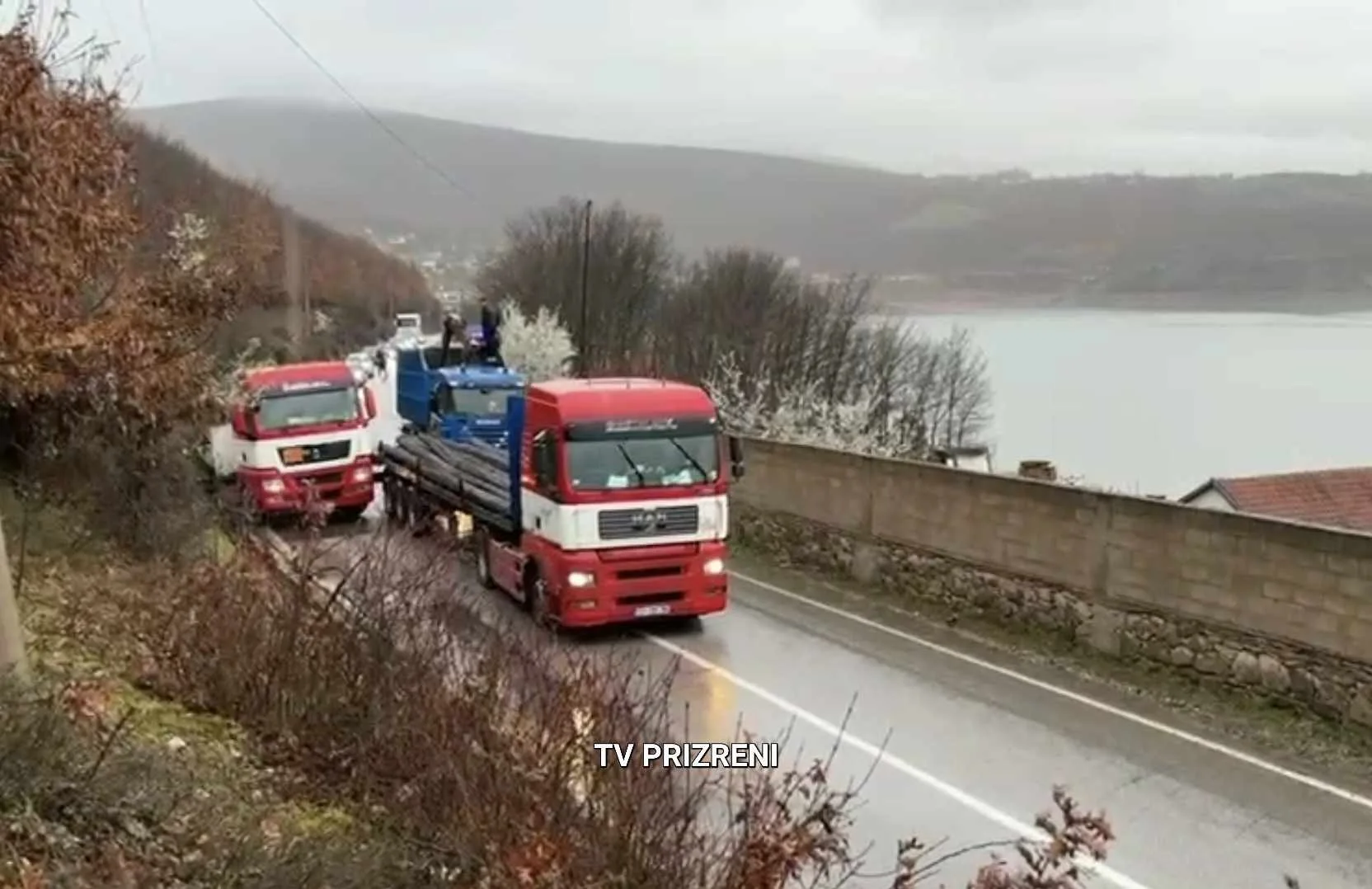 Kamioni del nga rruga, mbrëmë u bllokua qarkullimi i automjeteve në rrugën Kukës- Morinë