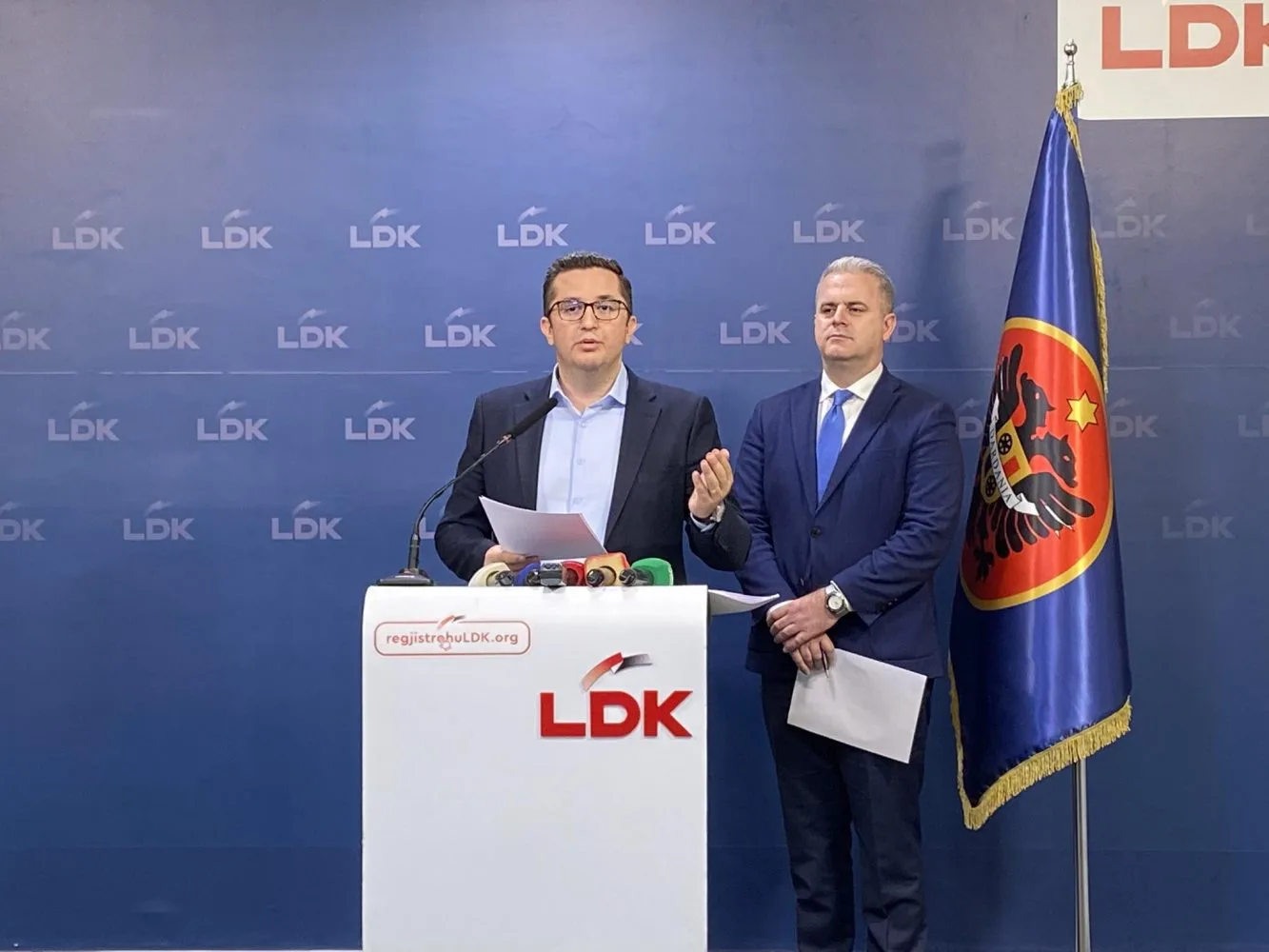 LDK-ja akuzon pushtetin se po vjedh miliona përmes kontratave njëburimore, kërkon hetim nga Prokuroria