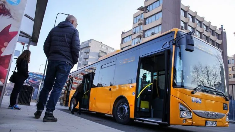 Humb jetën një grua pasi u alivanos brenda autobusit urban në Prishtinë