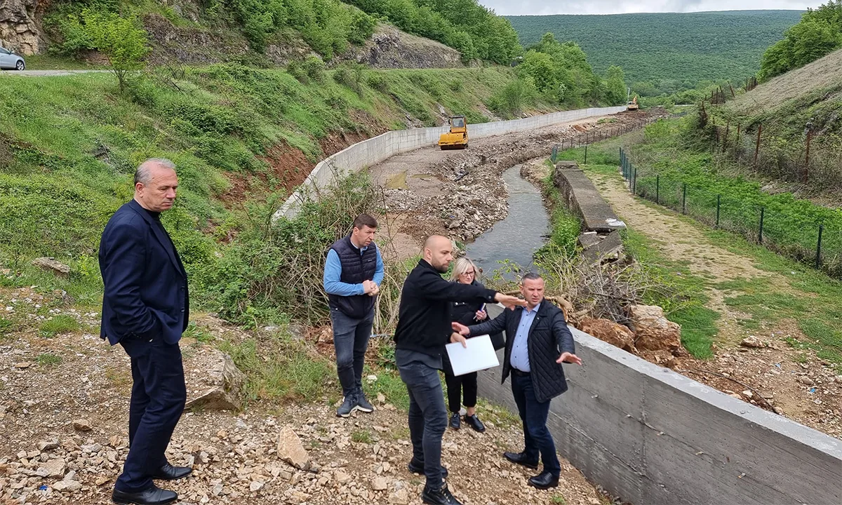Drejtori i Turizmit në Prizren, Ramadan Tarashaj, inspekton punimet e projketit të turizmit malor në Nashec