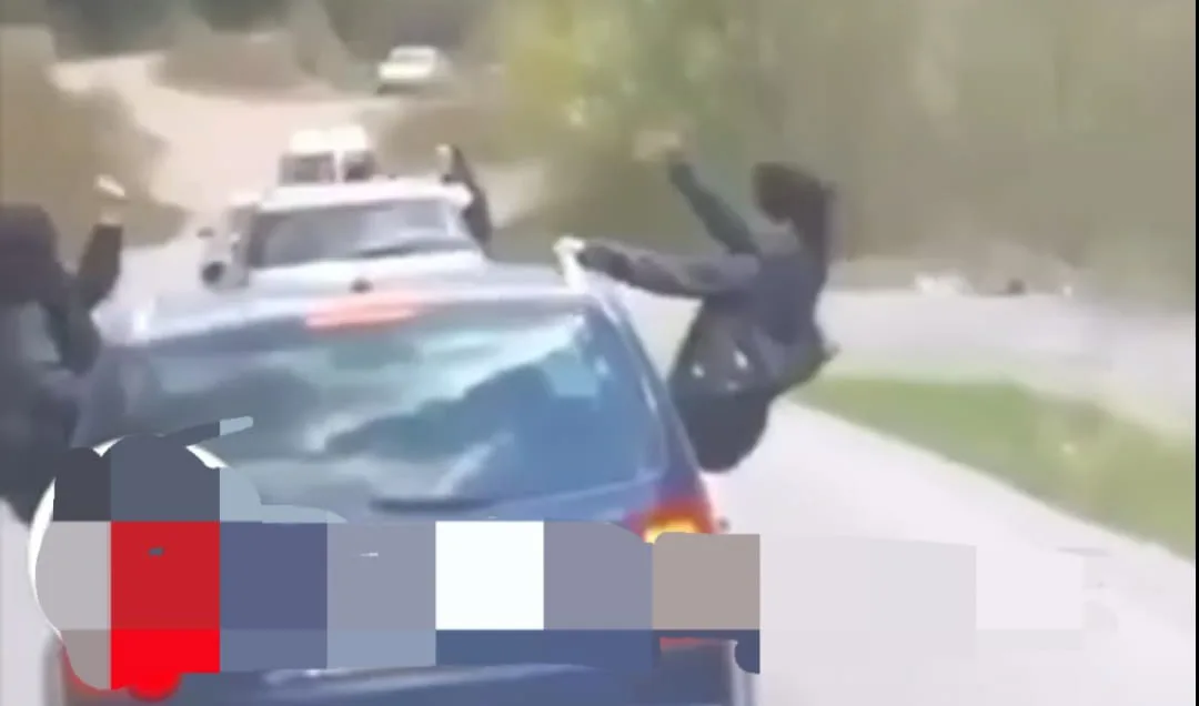 Ulet në dritaren e automjetit, i shqiptohet gjoba prej 150 eurosh