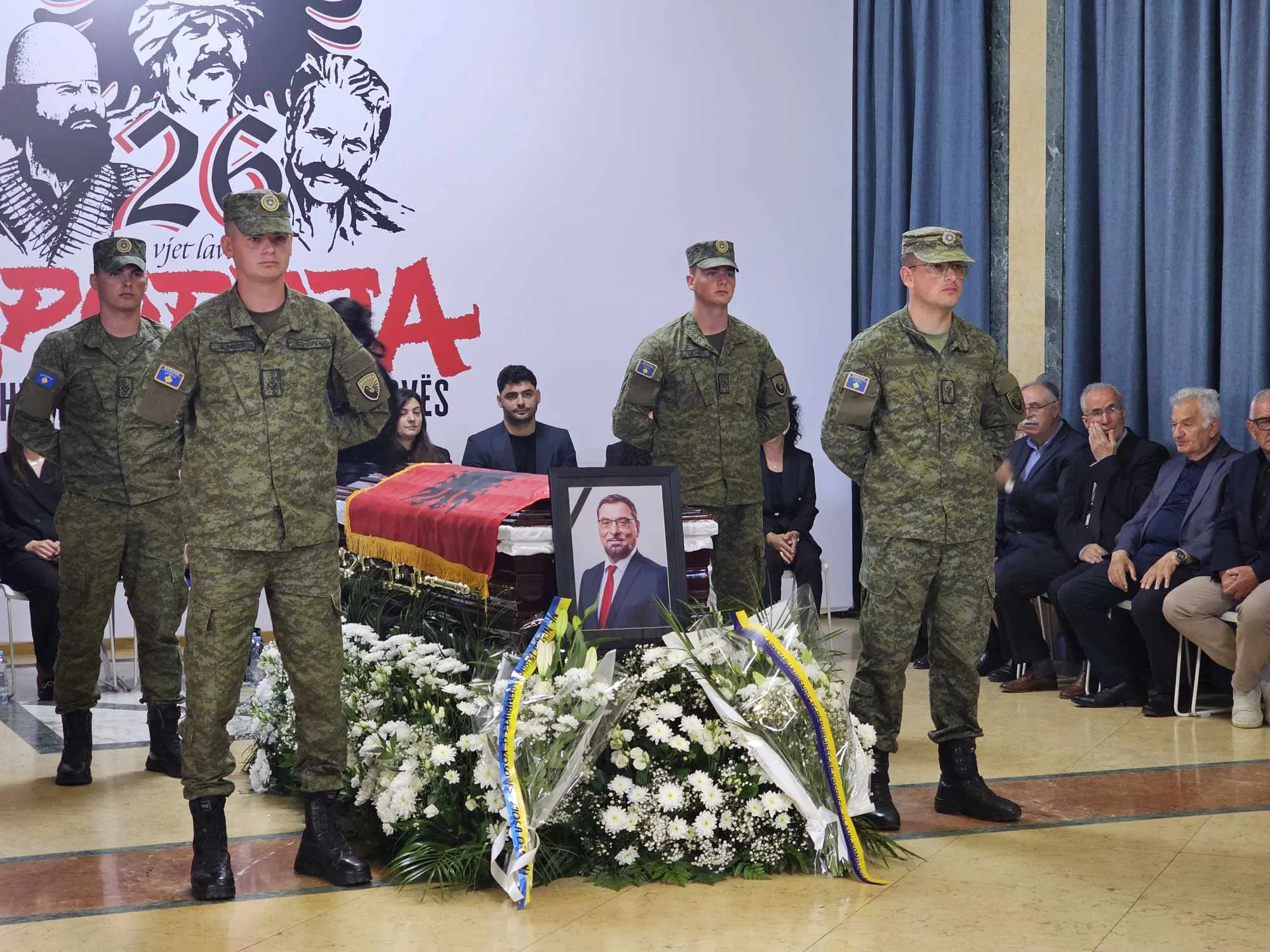 Kurti së bashku më kabinetin qeveritar bëjnë homazhe në nderim të Ali Lajçit