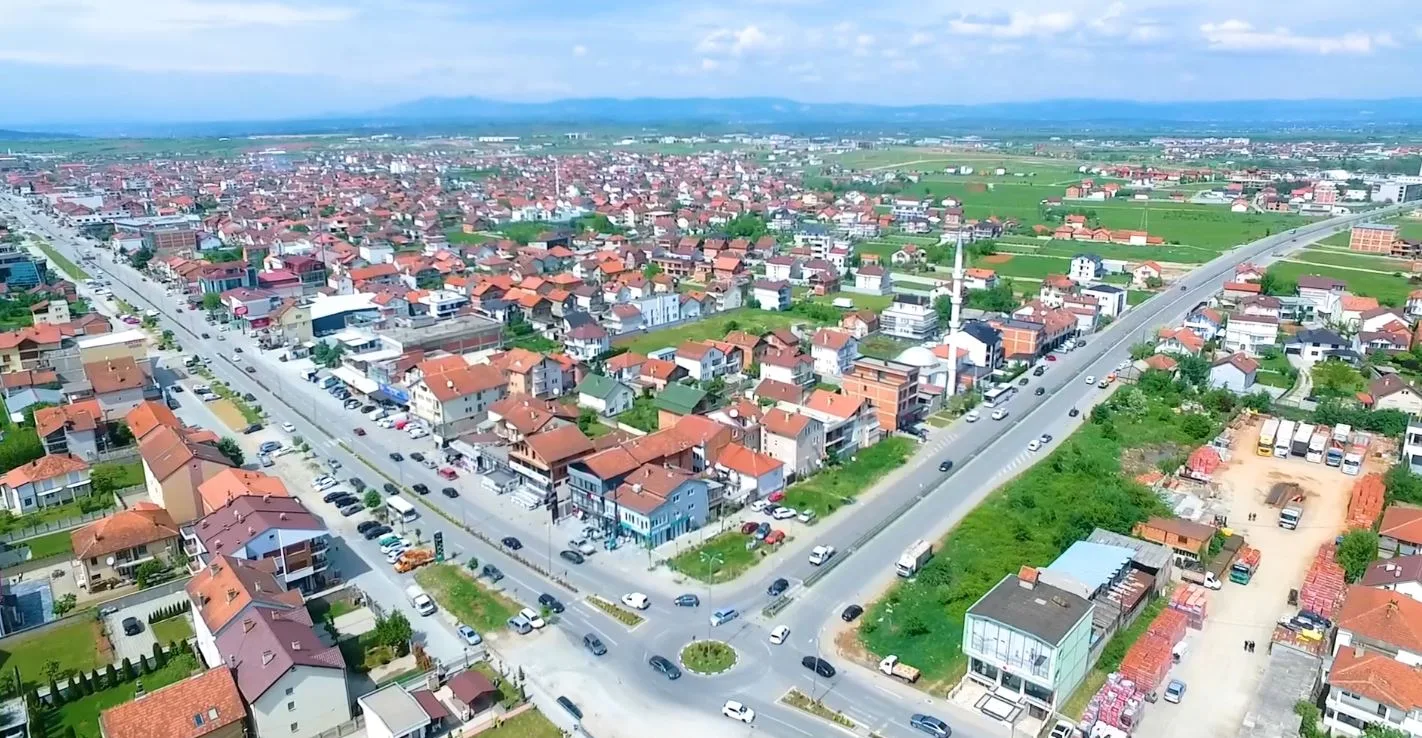 Totaj përshëndet qytetarët me pamje të lagjes ”Arbana” në Prizren