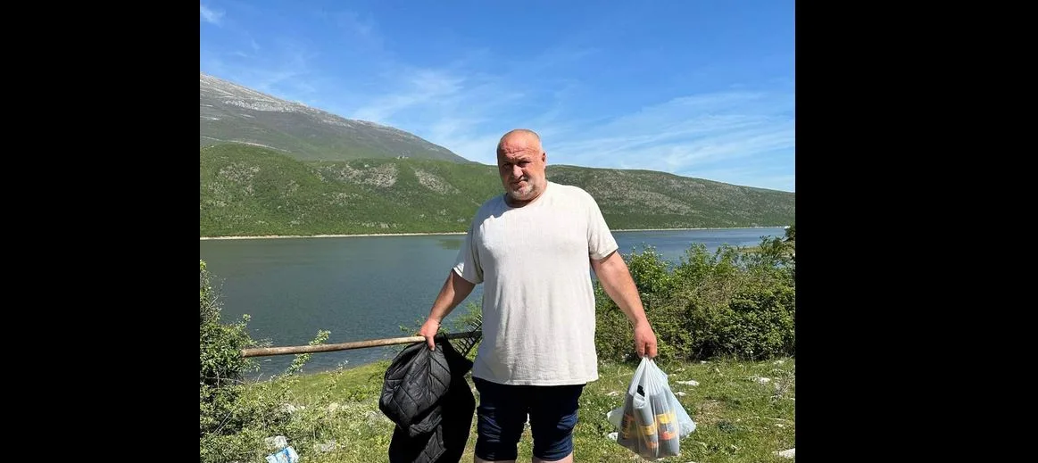 ”Mësim për gjeneratat e reja”, veterani i luftës, Gzim Berisha, pastron me vetë-iniciativë liqenin e Vërmicës