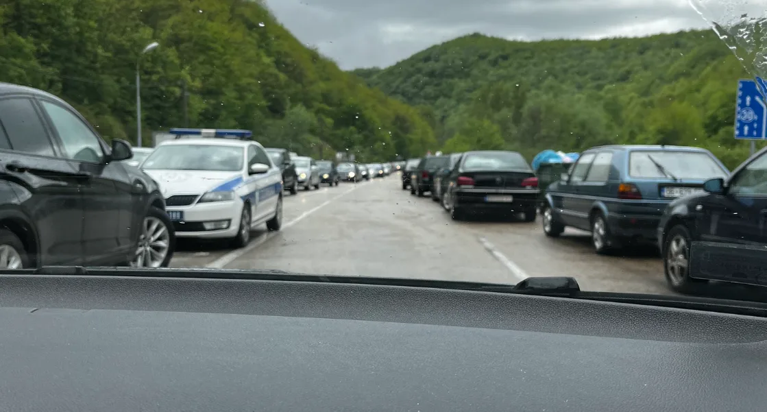 Kamberi: Sikur me kosovarët në Serbi po ndodhë edhe te ‘Dheu i Bardhë’ – Mirë se vini në vitet 90-ta