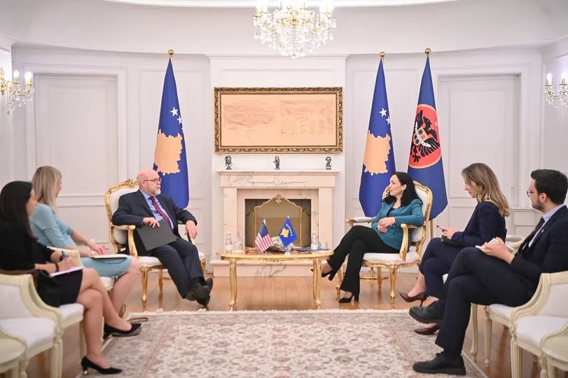 Presidentja Osmani në takim me ambasadorin amerikan Jeffrey Hovenier, diskutojnë edhe për kërcënimet nga Sërbia