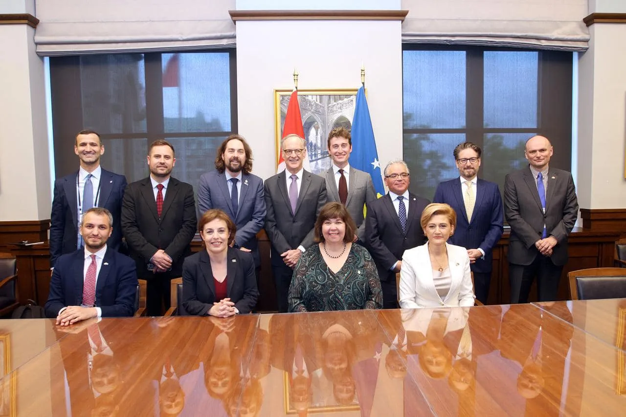 Deputetët kanadezë interesohen mbi situatën politike në Kosovë, takohen me Gërvallën