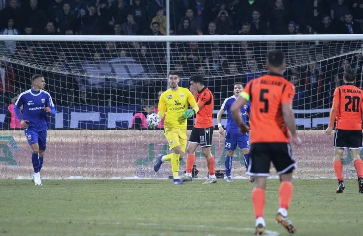 Sot luhet finalja e Kupës së Kosovës në futboll, ndeshje e zjarrtë ndërmjet Prishtinës dhe Ballkanit