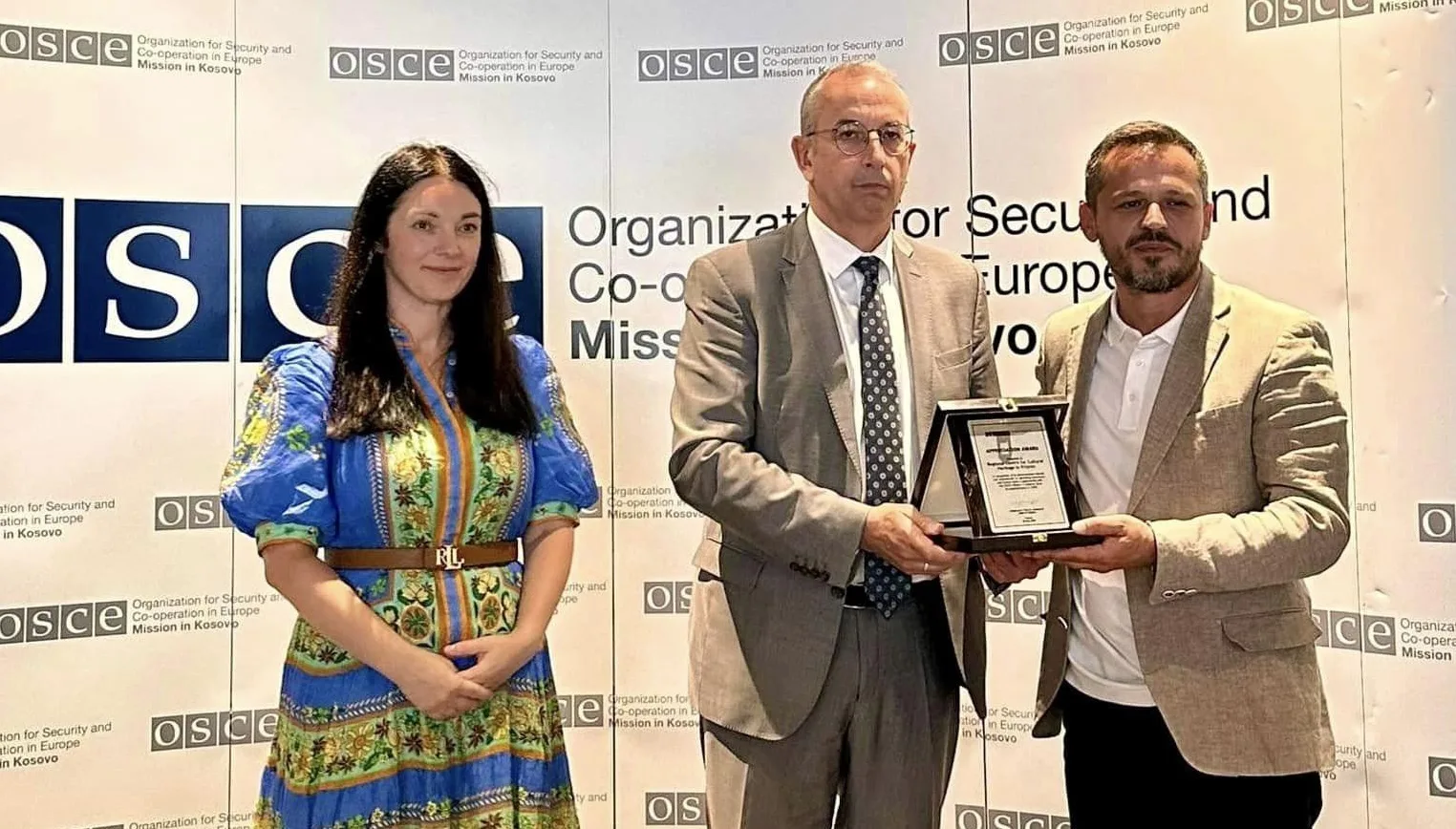 Drejtori i QRTK-së në Prizren Samir Hoxha, pranon mirënjohje në 25 vjetorin e Misionit të OSBE-së në Kosovë