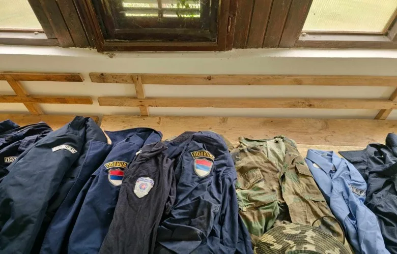 Policia kryen bastisje në Leposaviq, konfiskon dhjetëra uniforma