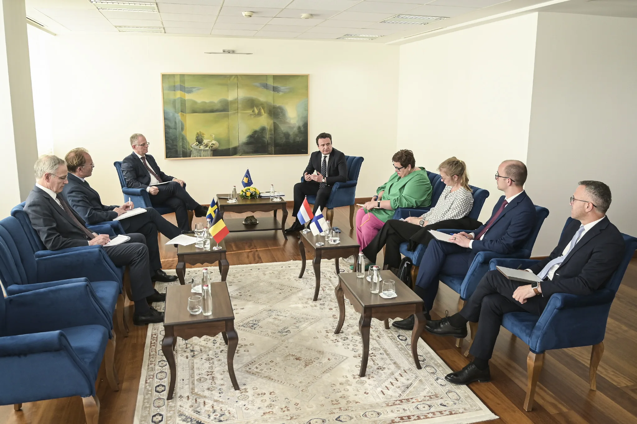 Kryeministri Kurti priti në takim ambasadorët e Holandës, Suedisë, Belgjikës dhe Finlandës