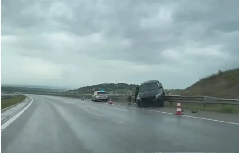 Vetaksidentohet vetura në autostradë në hyrje të Suharekës, Policia në vend të ngjarjes