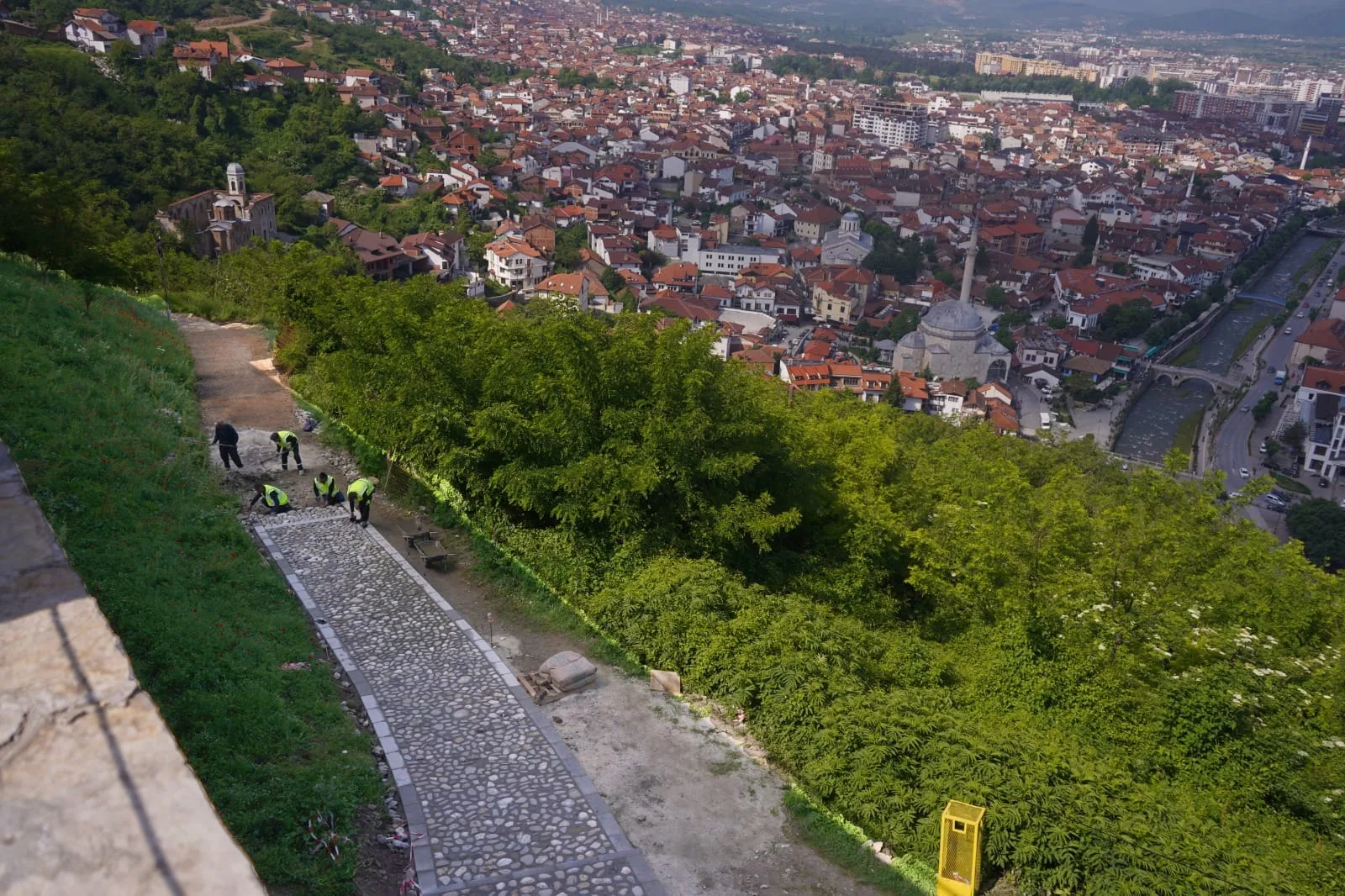 Vazhdojnë punimet në ndërtimin e shtegut të ri për në Kalanë e Prizrenit