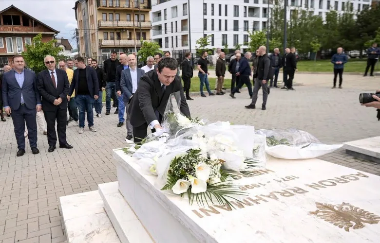 Kurti bëri homazhe te varri i heroit Agron Rrahmani