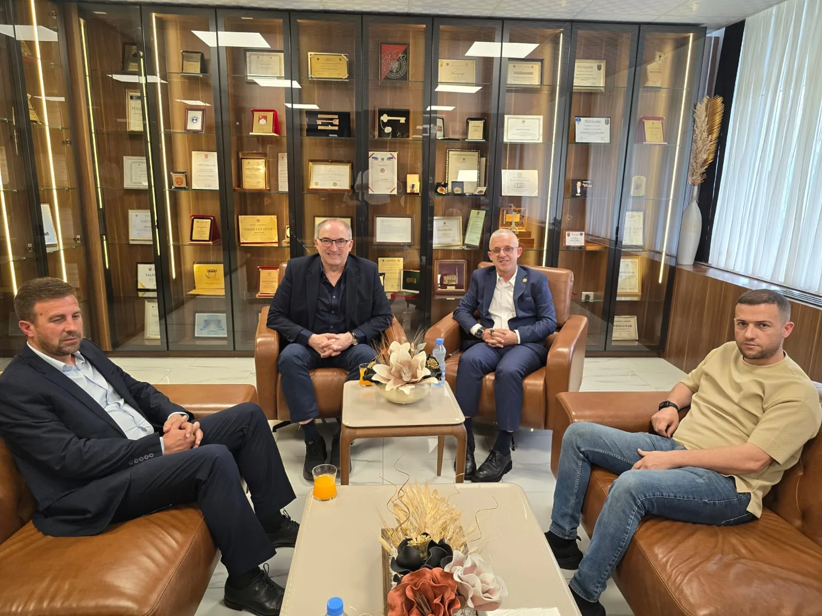 Shaqir Totaj dhe drejtori Rasim Demiri vizituan sot humanistin Halil Kastrati