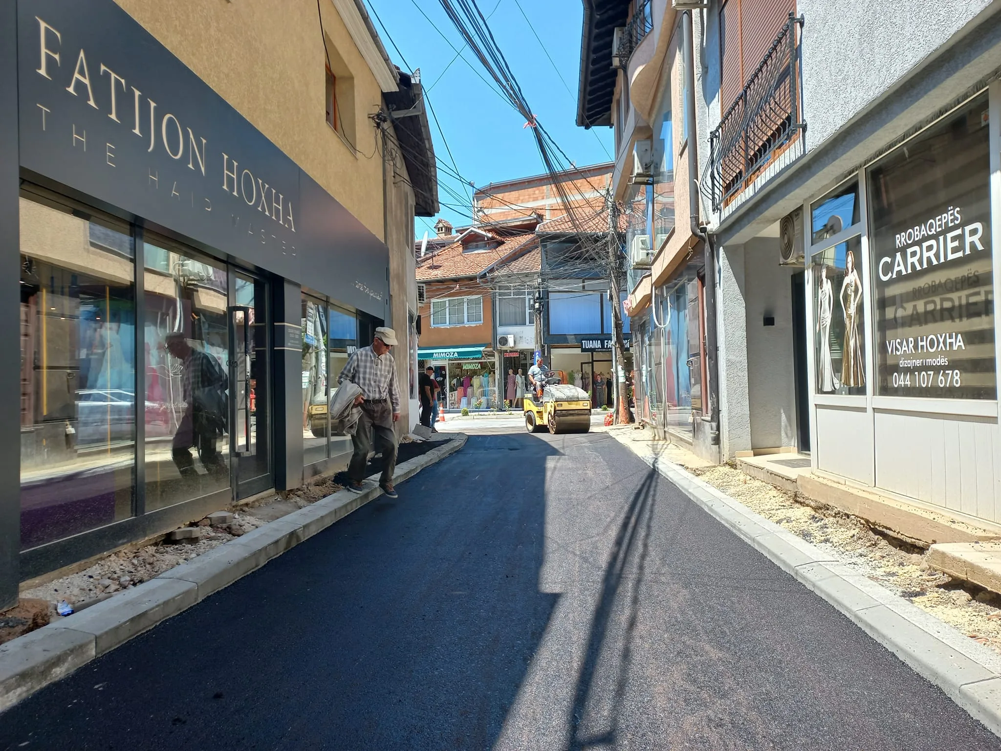 Asfaltohet rruga “Ardian Zurnaxhiu” në Prizren