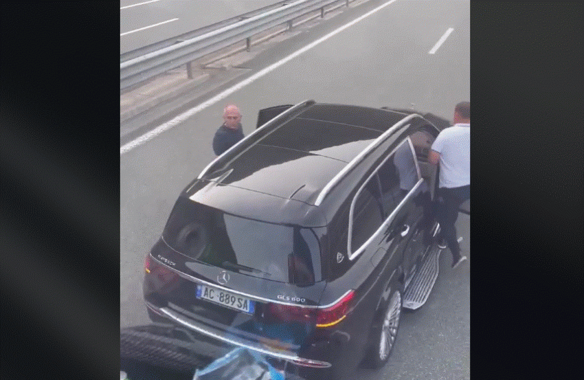 Vetura me tabela të Shqipërisë ndalon autobusin nga Kosova dhe sulmon shoferin