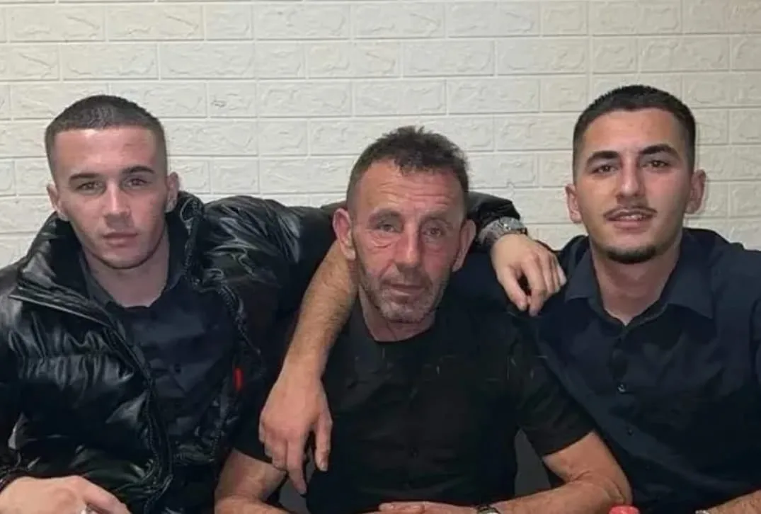 Vdes Jeton Berisha, babai që u plagos me dy djemtë në Pejë