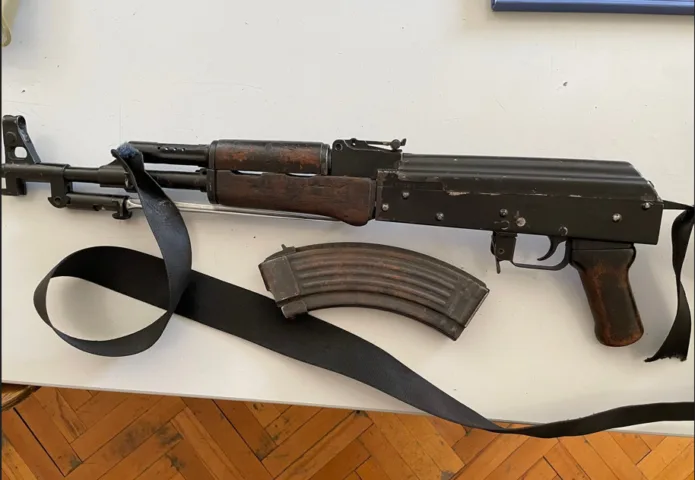 Policia gjenë disa kallashnikov e municion brenda një pusete kanalizimi në veri të Mitrovicës