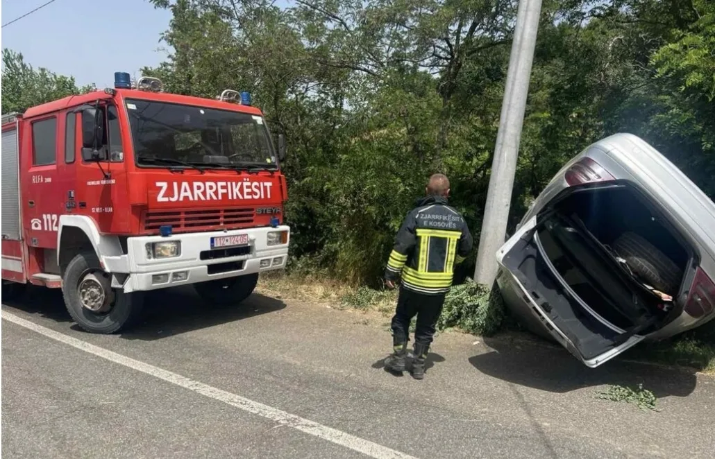 Rrokulliset një veturë në fshatin Budakovë të Suharekës, zjarrfikësit shpëtojnë dy persona