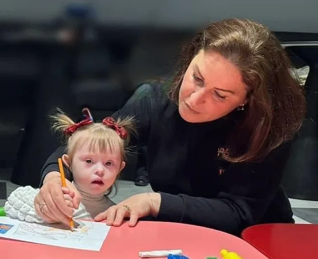 Babai i Jetës që humbi jetën në aksidentin tragjik me nënën e saj, i dhuron 10 mijë euro për “ Down Syndrome Kosova”