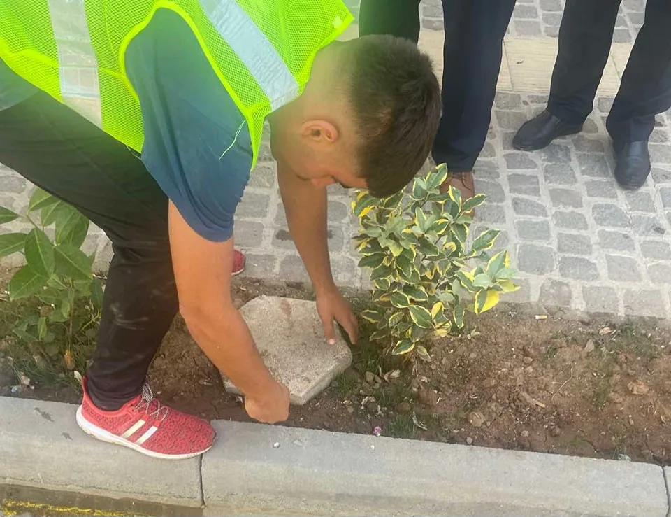 Largohen kubëzat e vendosura nga qytetarët në hapësirat e gjelbëruara në disa rrugë të Prizrenit