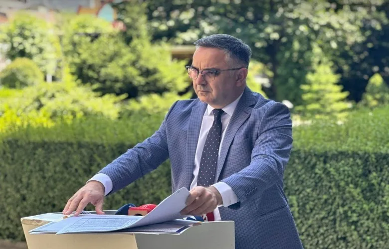 Tahiri kritikon qeverinë për zbatimin e planit legjislativ