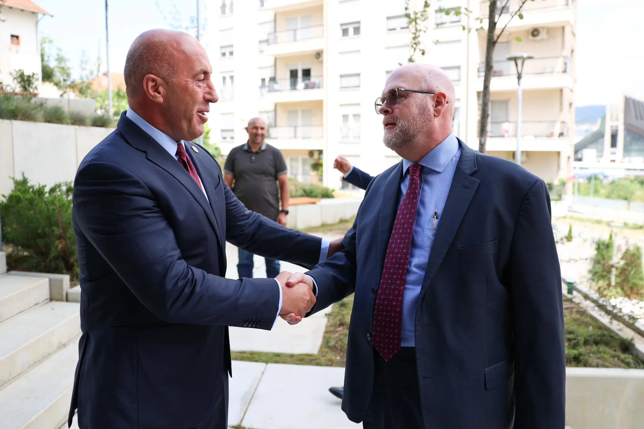 AAK hap zyret e reja, Hovernier mysafiri i parë