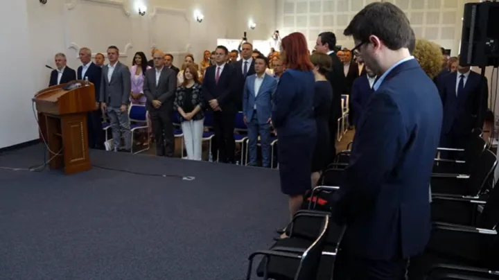 Deputetët e Kosovës mbajnë një minutë heshtje në përkujtim të viktimave të gjenocidit në Srebrenicë