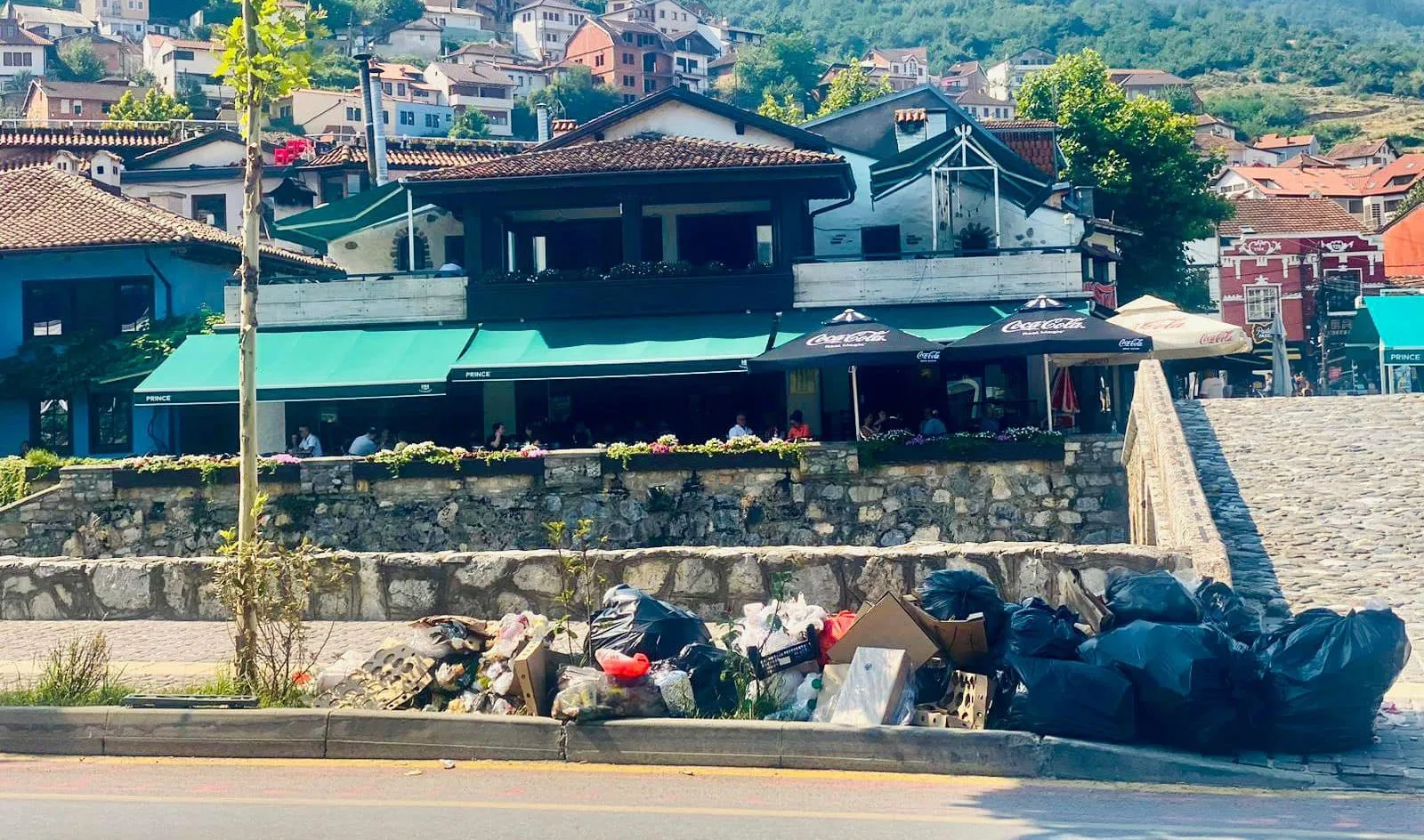 AAK në Prizren reagon ndaj grumbullimit të mbeturinave në qendër të qytetit: Prizreni meriton trajtim më të dinjitetshëm