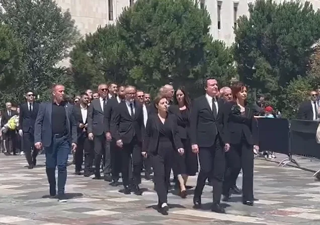 Qeveria Kurti drejt homazheve për Kadarenë