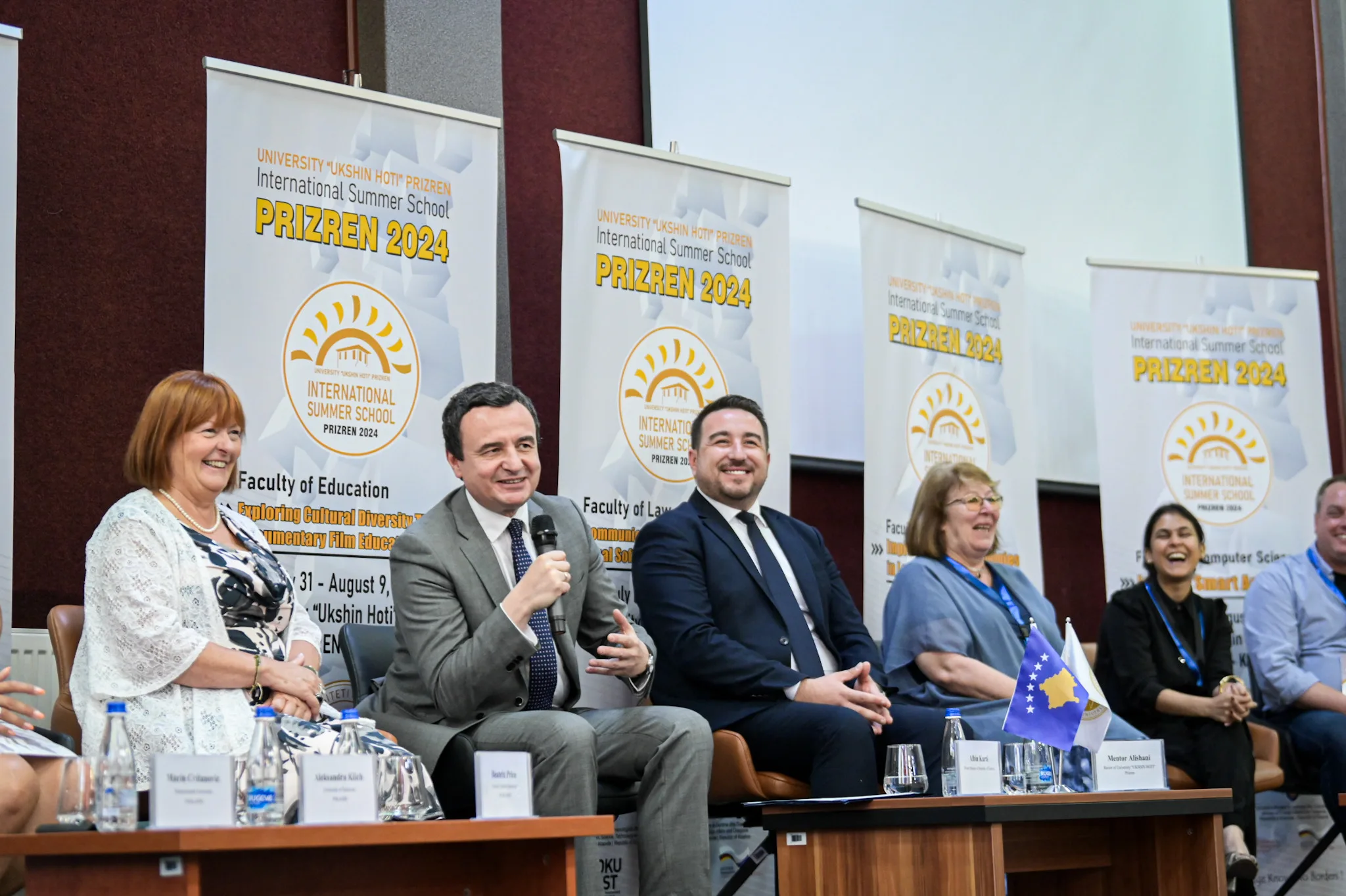 Kurti viziton studentët e Shkollës Verore Ndërkombëtare në Universitetin e Prizrenit
