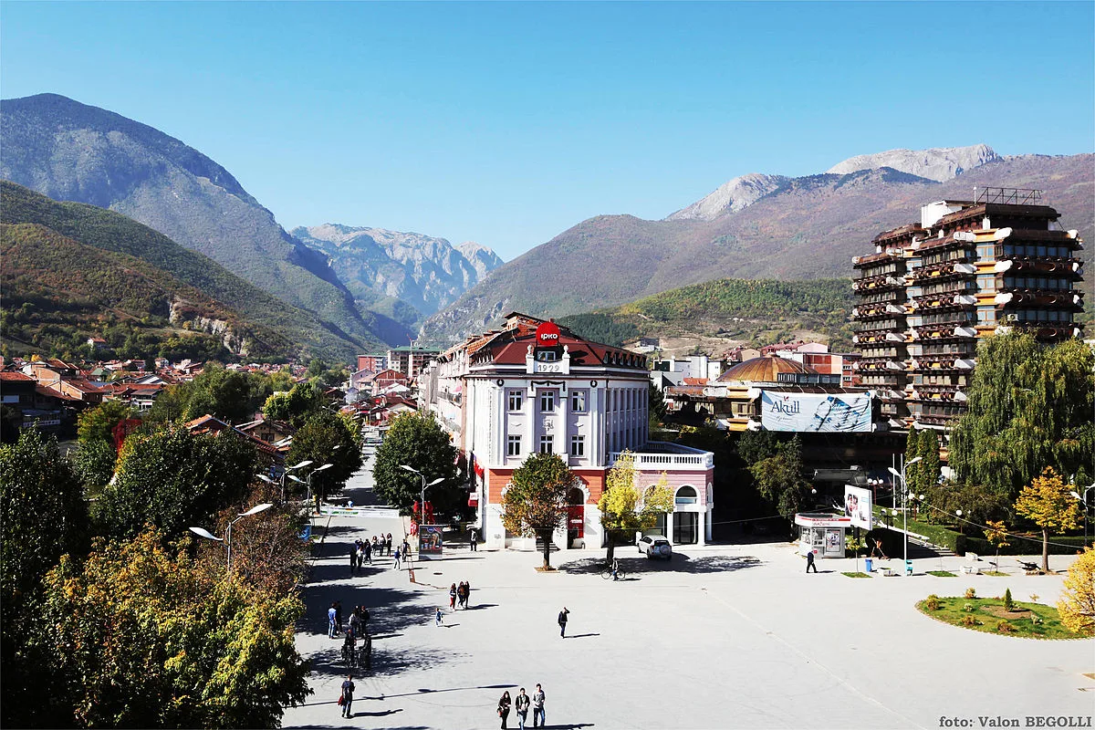 Pas babait, ndërron jetë edhe njëri nga djemtë e plagosur në Pejë