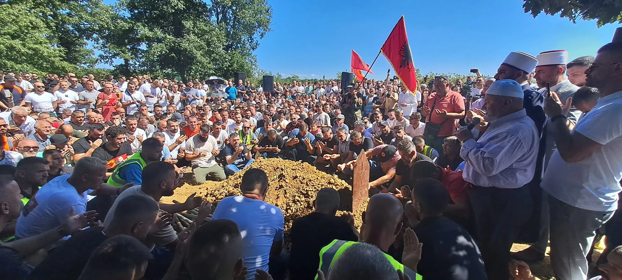 I jepet lamtumira e fundit Faton Hajrizit, mijëra vetë marrin pjesë në varrim