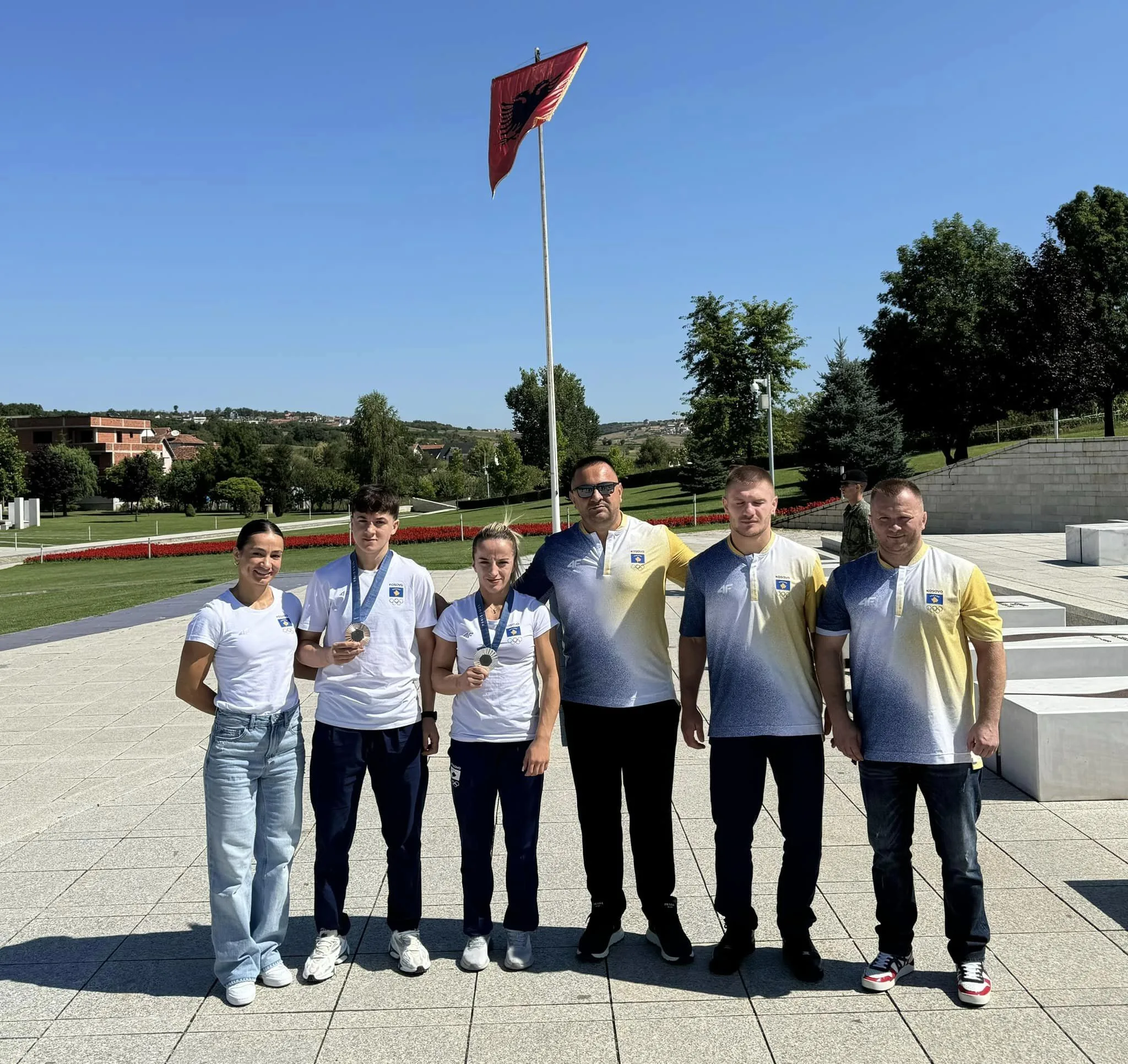 Fitueset e medaljeve olimpike bëjnë homazhe në Prekaz