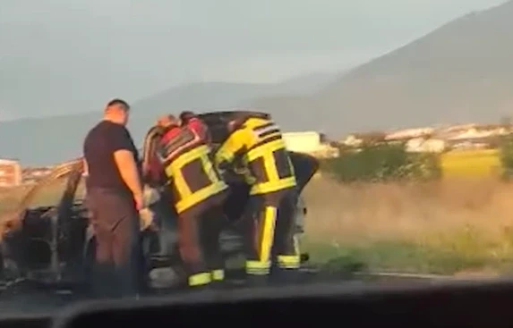 Digjet një veturë në autostradë në afërsi të Prizrenit