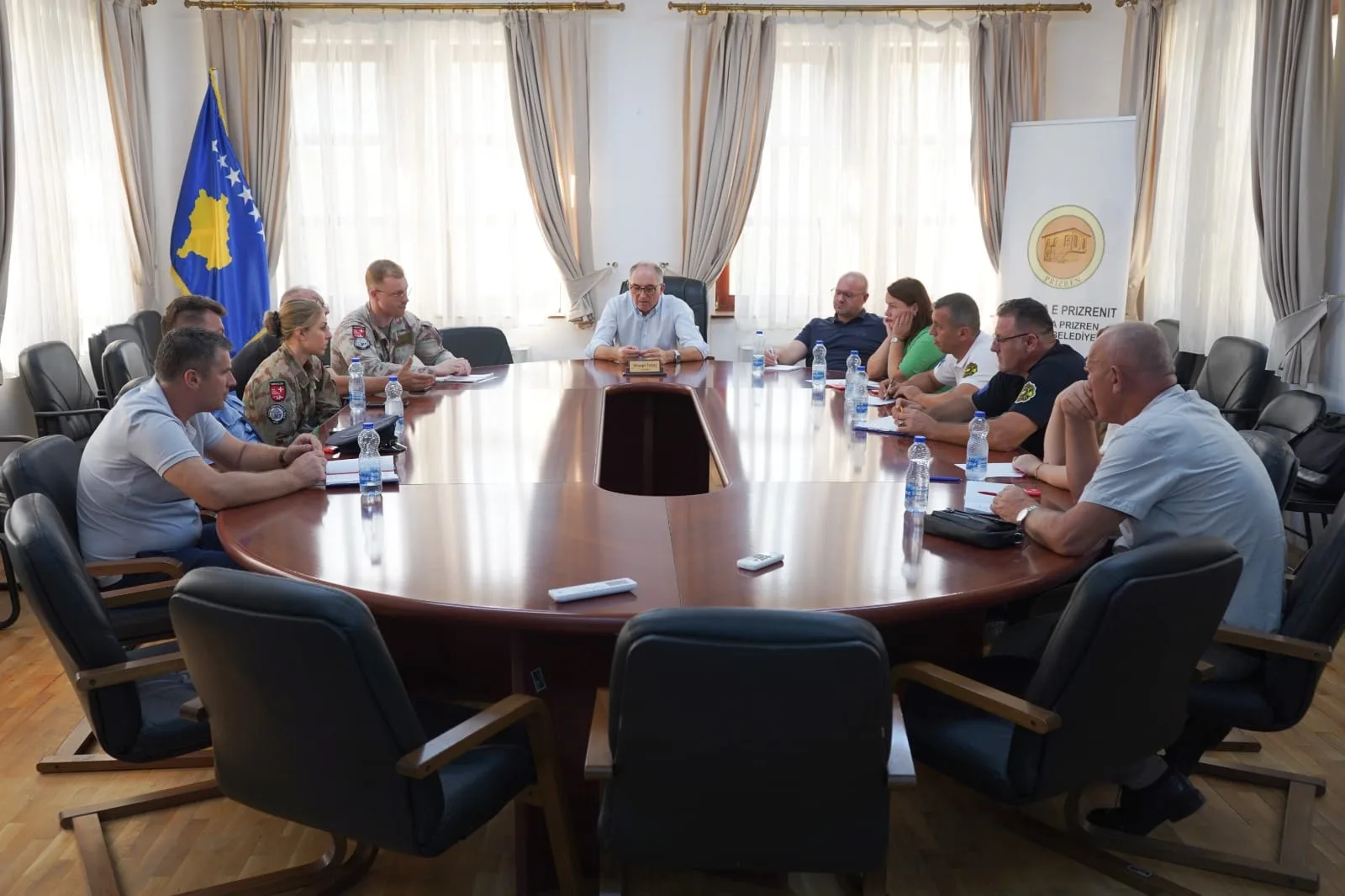 Kryetari Totaj takohet me zyrtarët e institucioneve që ishin pjesë e shtabit emergjent gjatë zjarreve në Prevallë