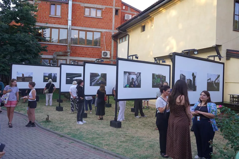 Hapet në Prizren ekspozita “Dokuphoto”, paraqet qëndrueshmërinë e popullit ukrainas