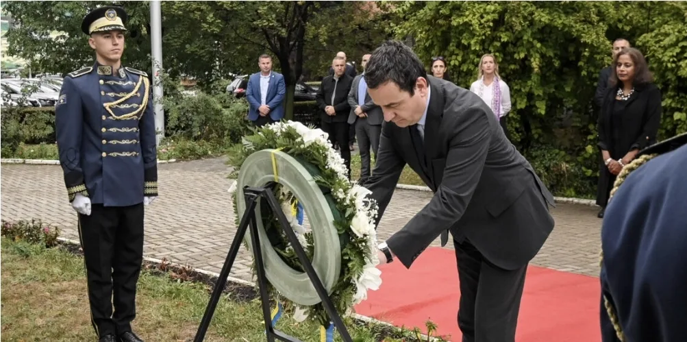 Kurti bën homazhe në përkujtim e nderim të viktimave