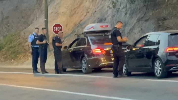 Policia: 2 kilometra prej Merdarës janë mbledhur një numër i vogël personash