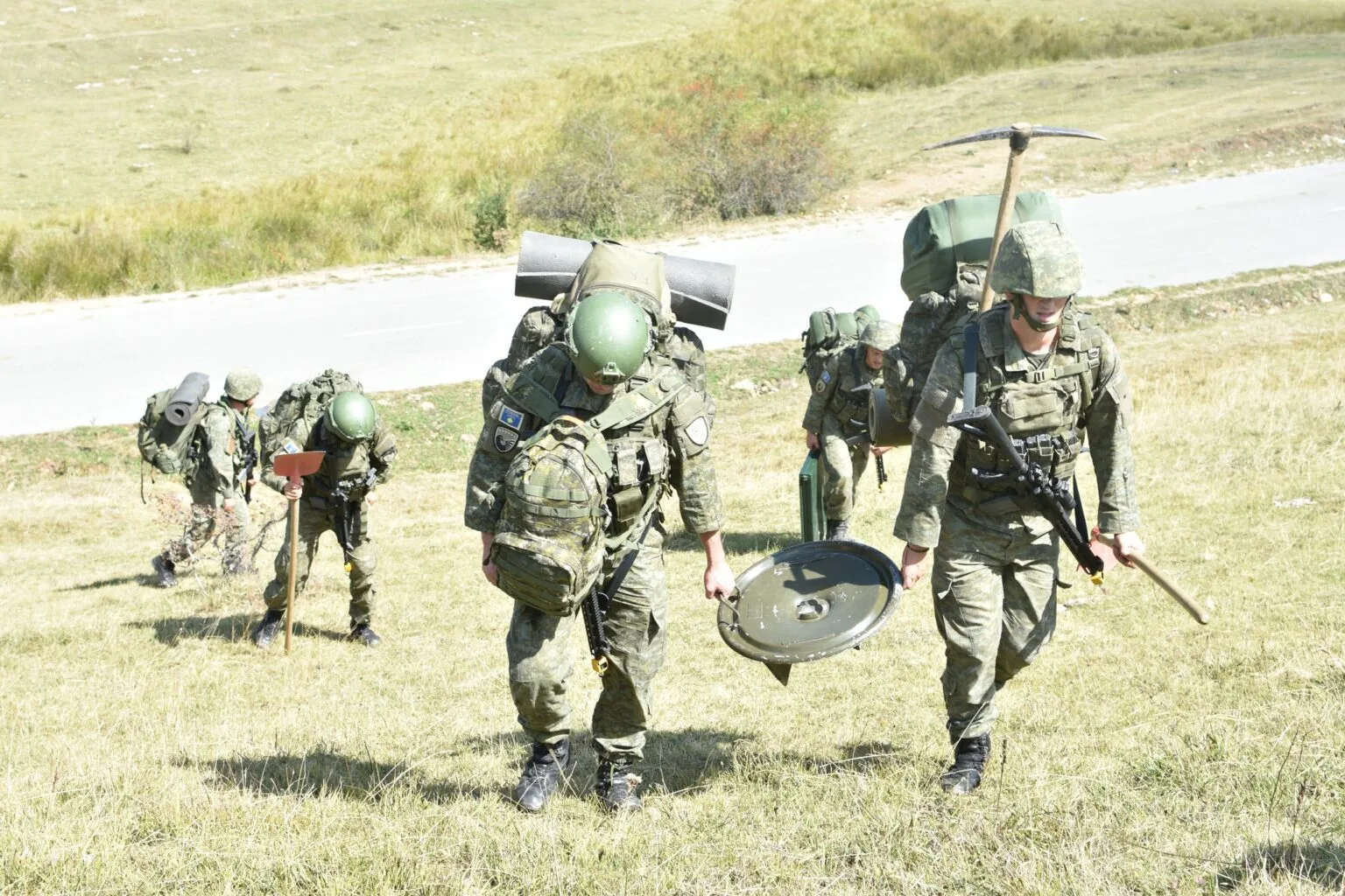 Komandanti i KFOR-it diskuton për Kosovën me krerët ushtarakë të Shqipërisë