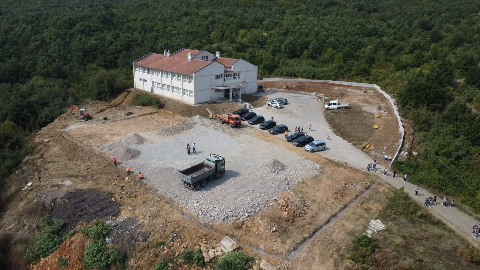 Vazhdojnë punimet për rregullimin e terrenit sportiv dhe rrethojës në SHFMU “Naim Frashëri” në Kobaj