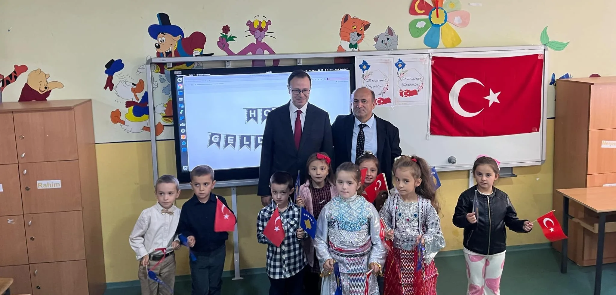 Ambasadori i Turqisë vizitoi shkollën fillore në fshatin Mushnikovë të Prizrenit
