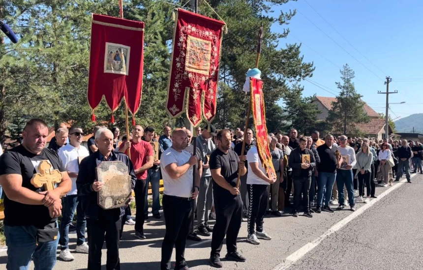Një grup serbësh protestojnë në Zubin-Potok, pretendojnë se po u dëmtohen monumentet fetare