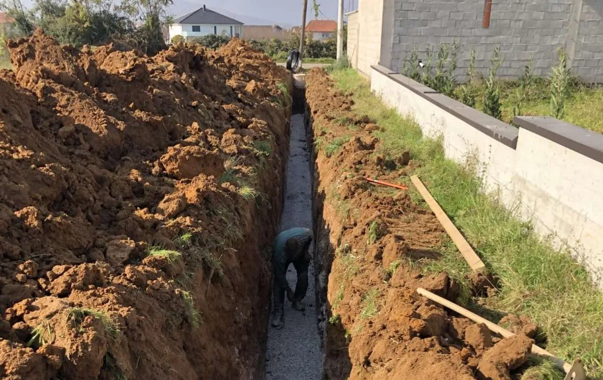 Nisin punimet për hapjen e kanalizimit fekal në disa pjesë të fshatit Atmaxhë