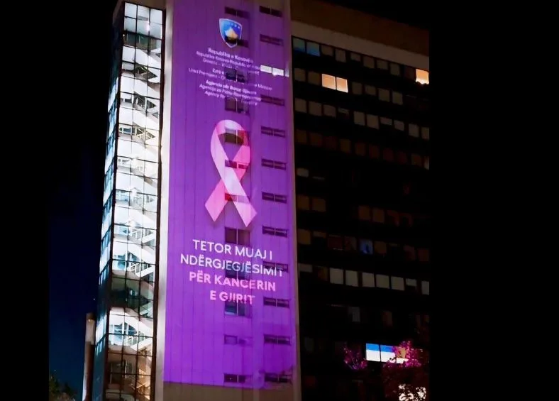“Tetor muaj i ndërgjegjësimit për kancerin e gjirit”, ndriçohet godina e Qeverisë