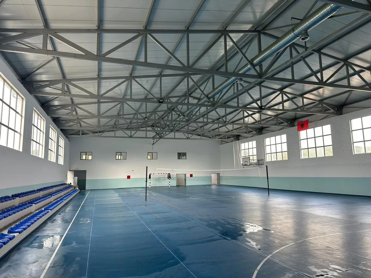 Pas shumë vitesh, përfundoi renovimi i plotësishëm i sallës sportive në fshatin Medvec të Prizrenit