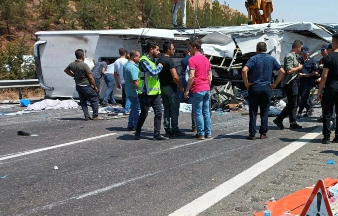 Gjashtë të vdekur e 25 të lënduar pas rrokullisjes së një autobusi në Turqi