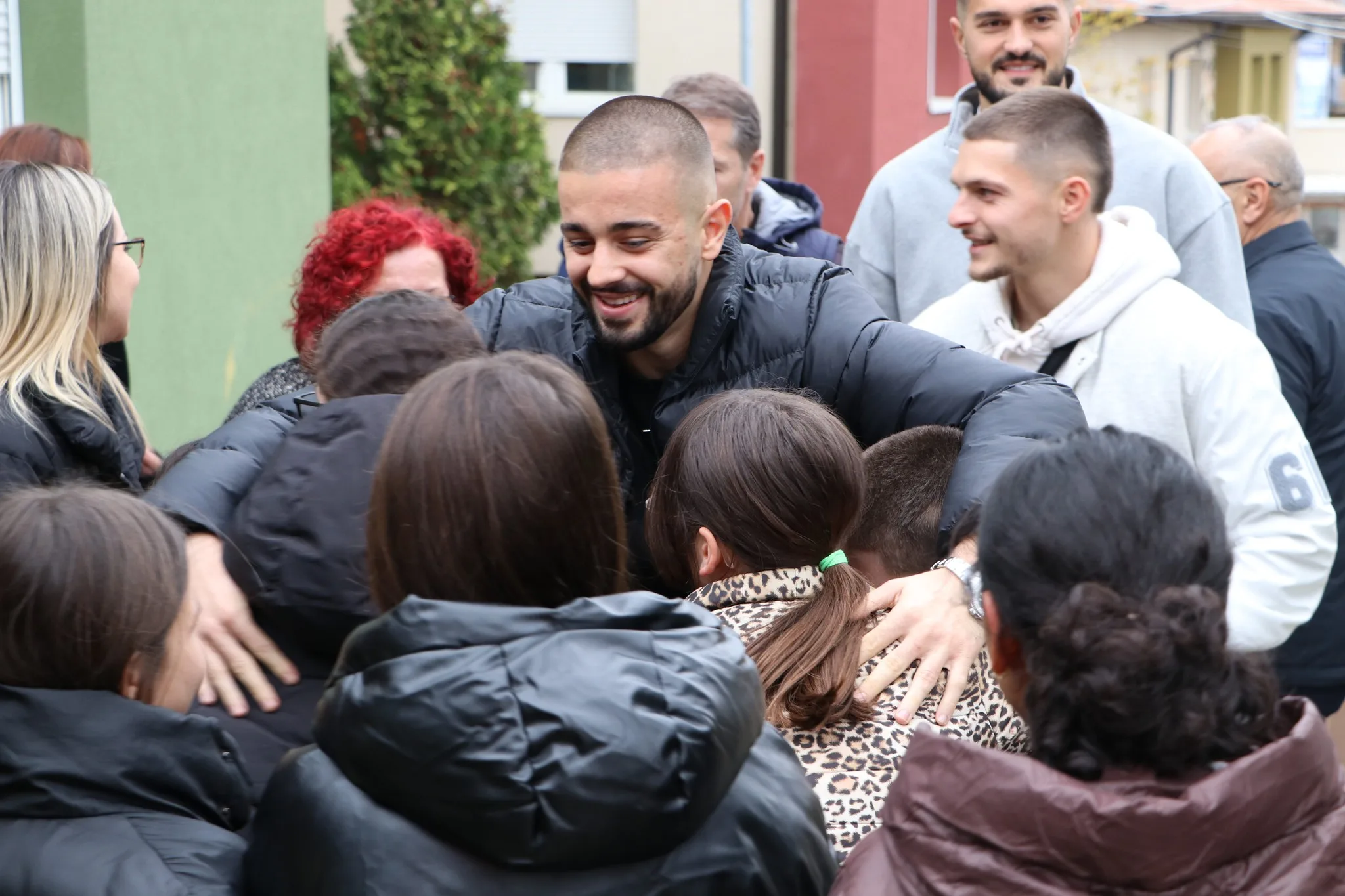 Zhegrova, Muriq e Muslija gëzojnë fëmijët në SOS
