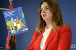 Pas presionit dorëzohet MASHTI, i largon nga përdorimi doracakët për edukatën seksuale
